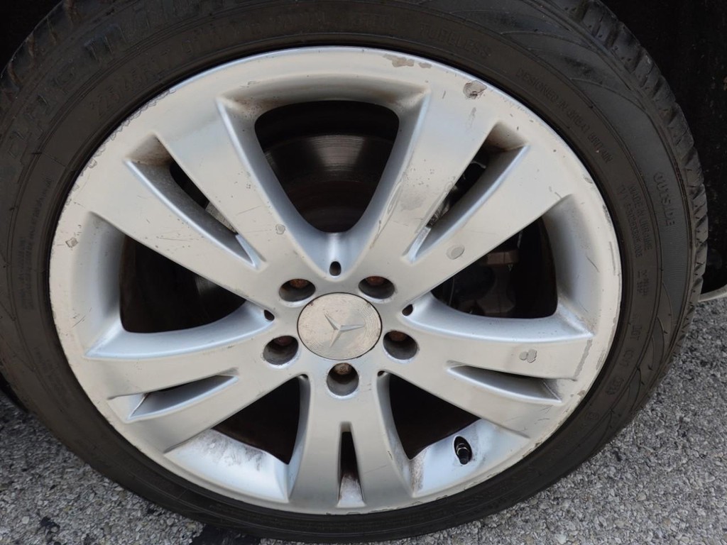 Mercedes-Benz C-Class Vehicle Full-screen Gallery Image 09