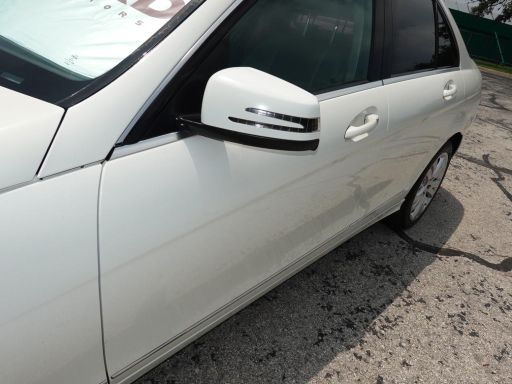 Mercedes-Benz C-Class Vehicle Full-screen Gallery Image 10