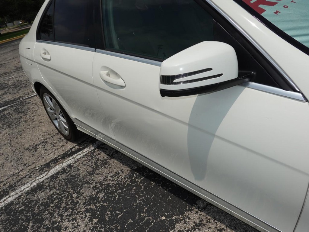 Mercedes-Benz C-Class Vehicle Full-screen Gallery Image 11