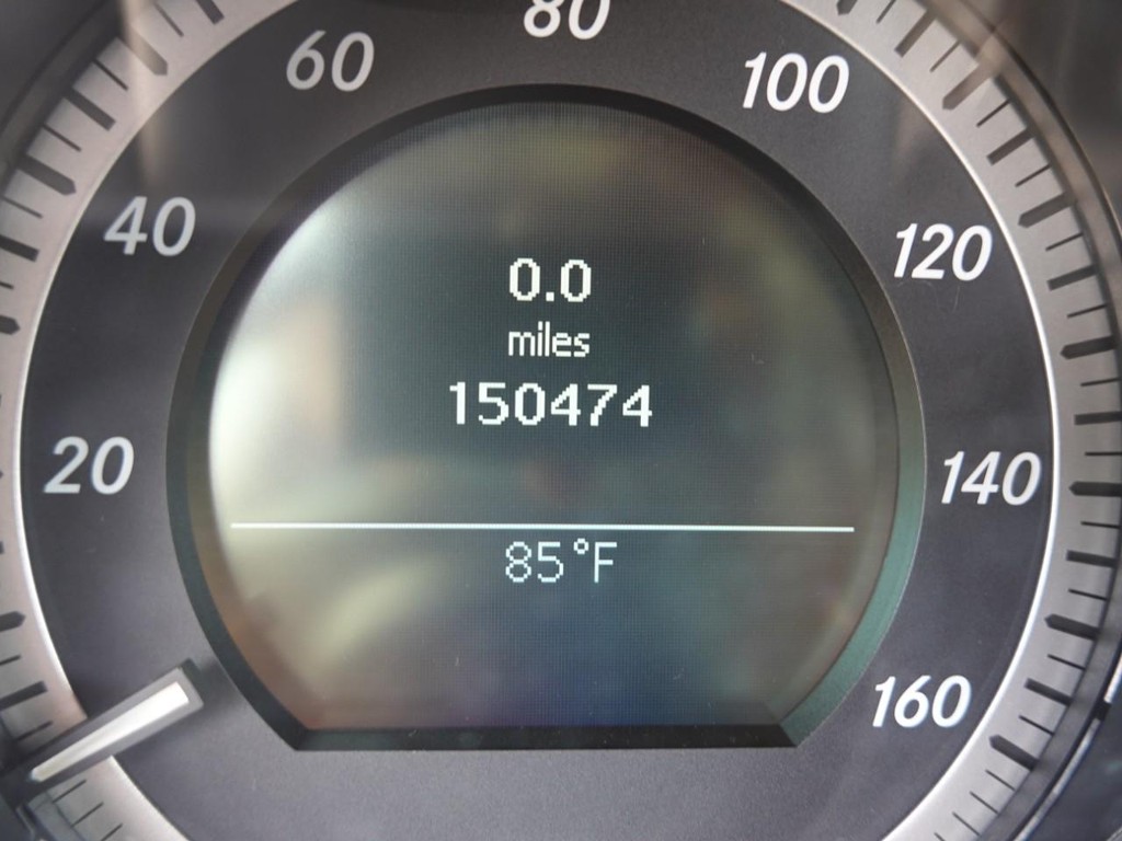 Mercedes-Benz C-Class Vehicle Full-screen Gallery Image 12