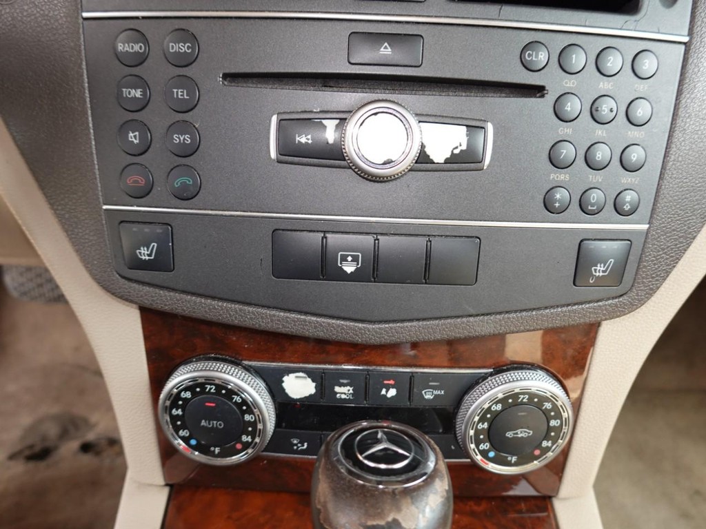 Mercedes-Benz C-Class Vehicle Full-screen Gallery Image 13