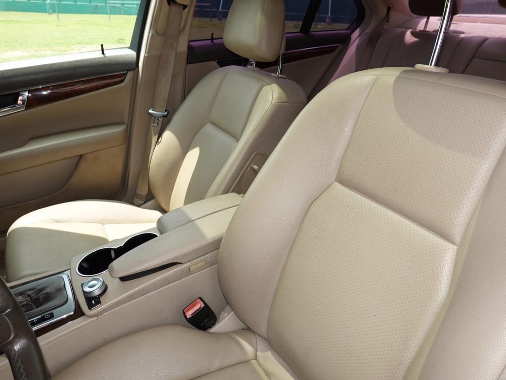 Mercedes-Benz C-Class Vehicle Full-screen Gallery Image 14