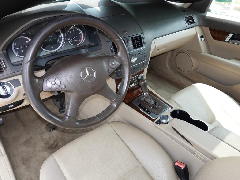 Mercedes-Benz C-Class Vehicle Full-screen Gallery Image 15