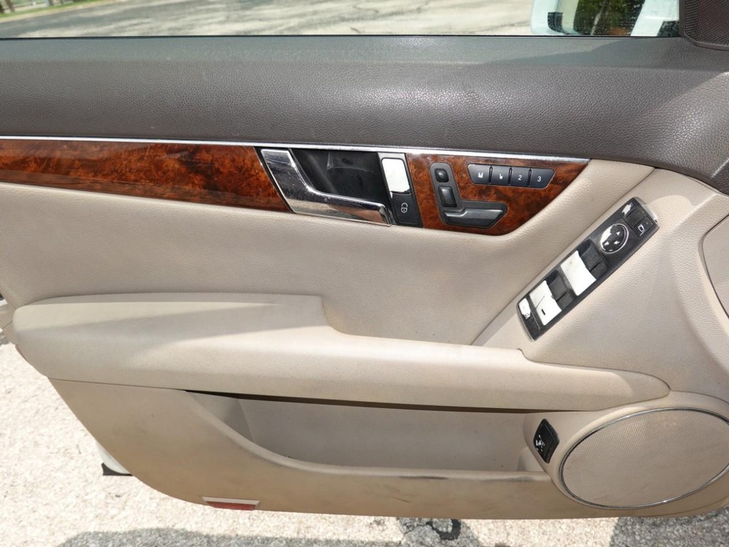 Mercedes-Benz C-Class Vehicle Full-screen Gallery Image 16