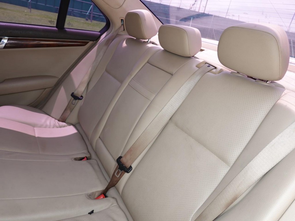 Mercedes-Benz C-Class Vehicle Full-screen Gallery Image 17