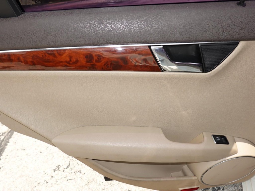 Mercedes-Benz C-Class Vehicle Full-screen Gallery Image 18