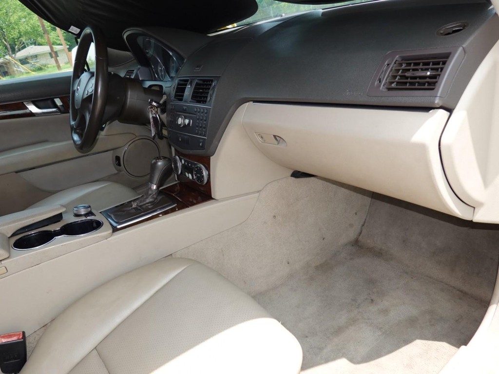 Mercedes-Benz C-Class Vehicle Full-screen Gallery Image 19