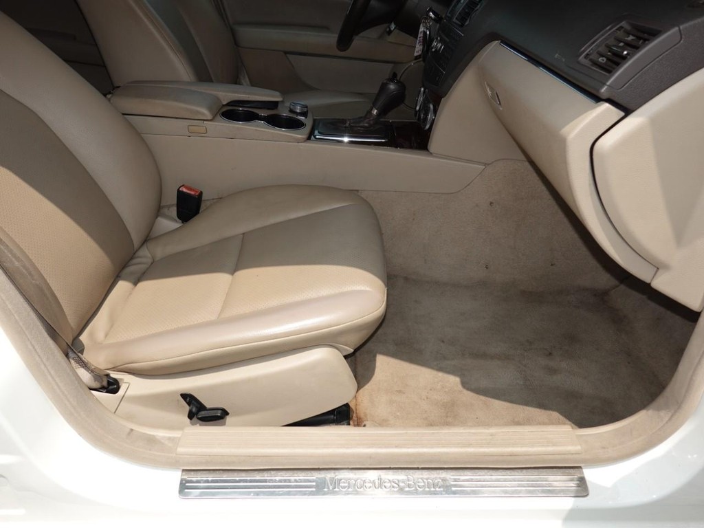 Mercedes-Benz C-Class Vehicle Full-screen Gallery Image 20