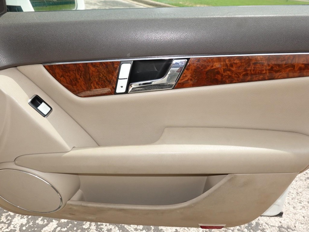 Mercedes-Benz C-Class Vehicle Full-screen Gallery Image 21