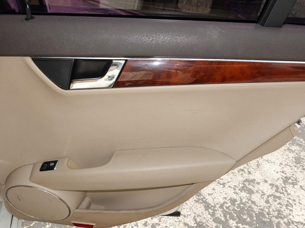 Mercedes-Benz C-Class Vehicle Full-screen Gallery Image 22