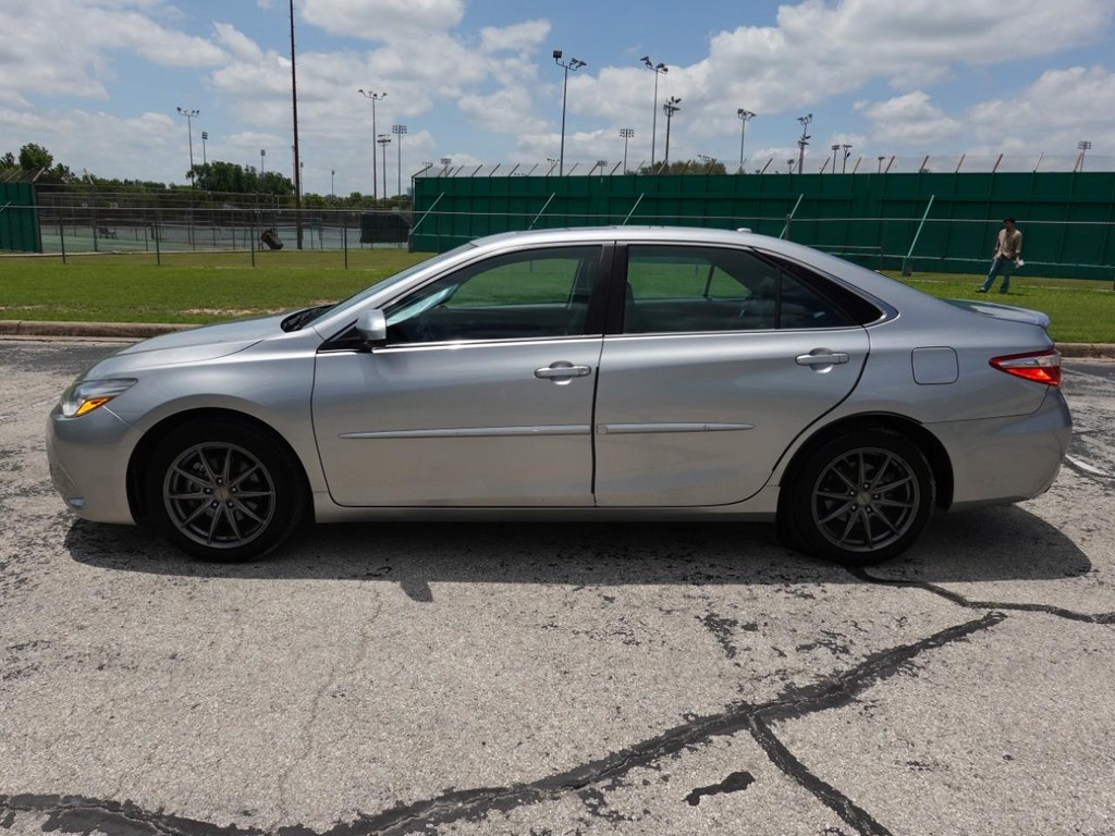 Toyota Camry Vehicle Full-screen Gallery Image 04