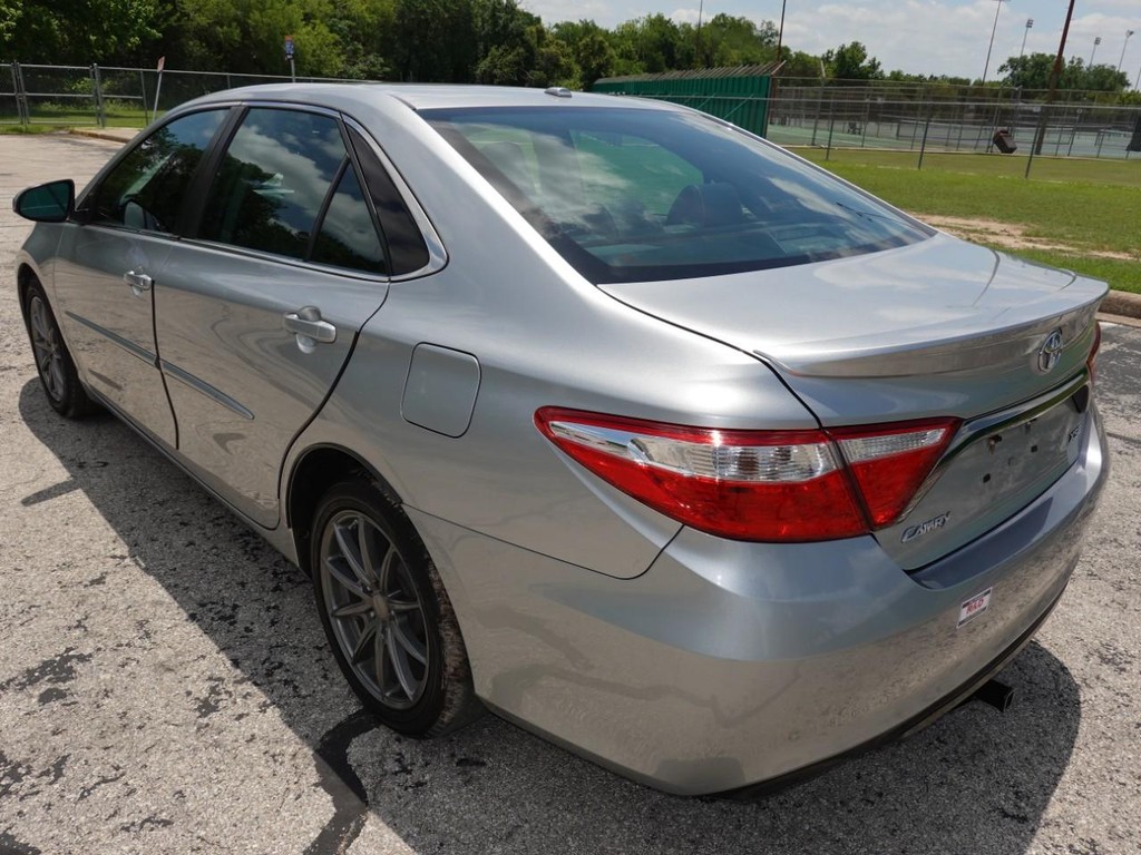 Toyota Camry Vehicle Full-screen Gallery Image 05