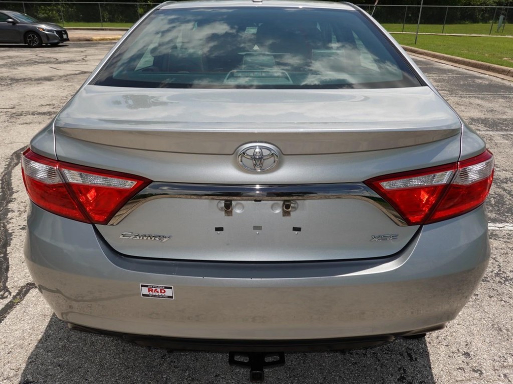 Toyota Camry Vehicle Full-screen Gallery Image 06