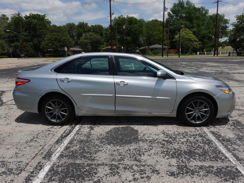 Toyota Camry Vehicle Full-screen Gallery Image 07