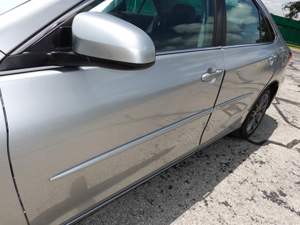 Toyota Camry Vehicle Full-screen Gallery Image 09