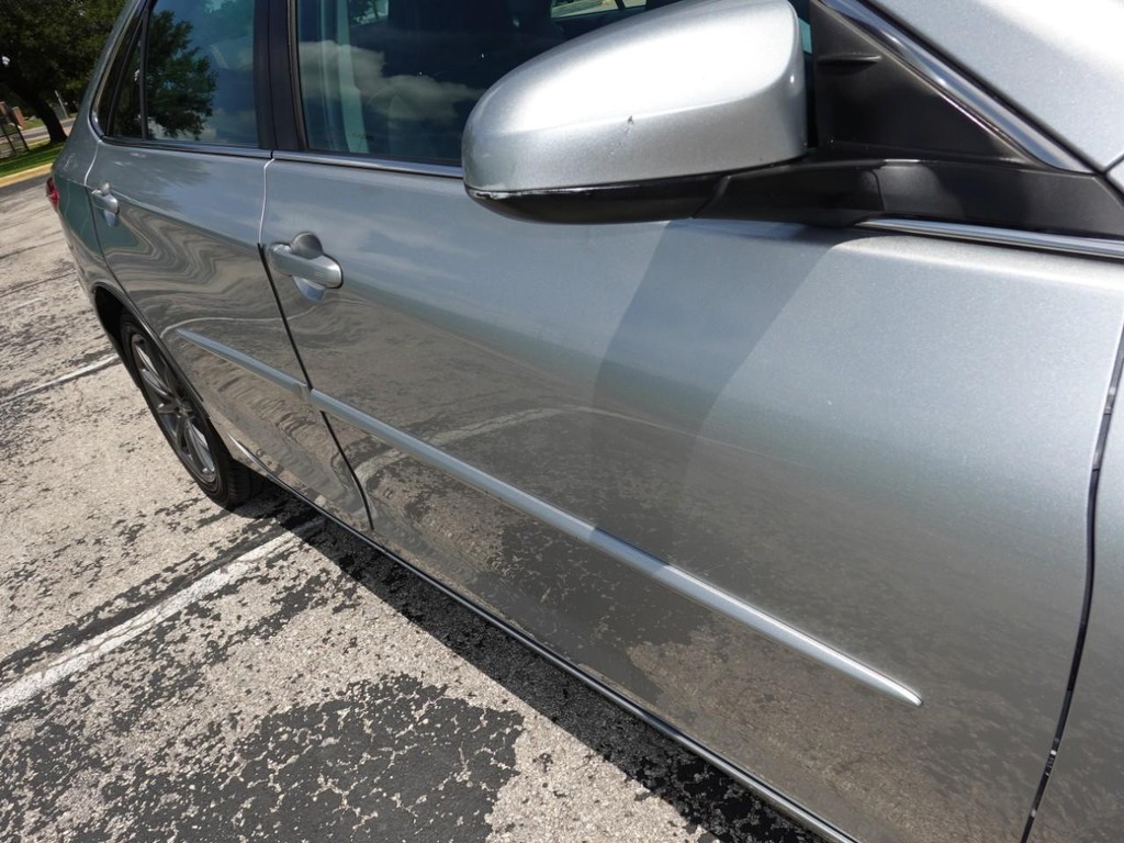 Toyota Camry Vehicle Full-screen Gallery Image 10