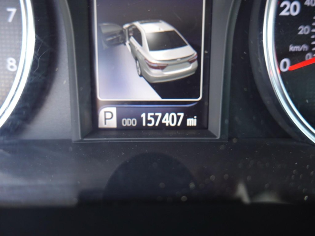 Toyota Camry Vehicle Full-screen Gallery Image 11