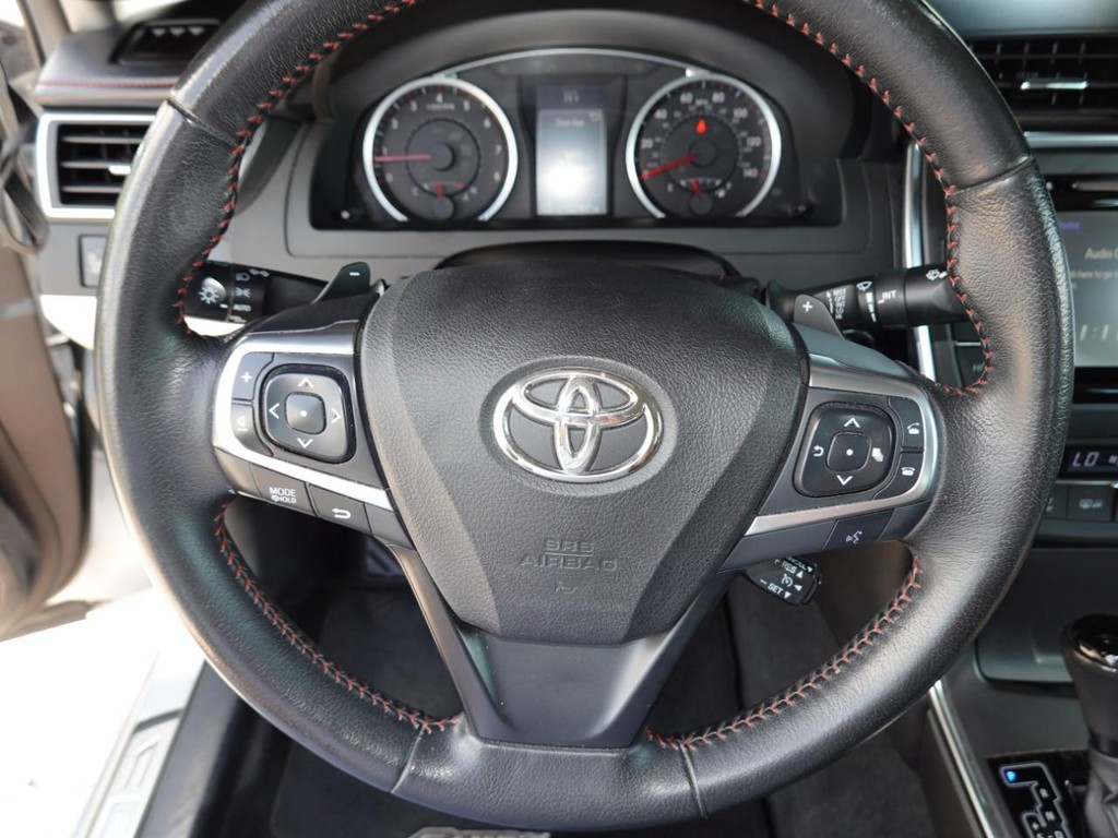 Toyota Camry Vehicle Full-screen Gallery Image 12