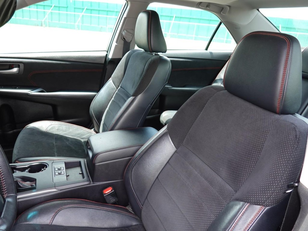 Toyota Camry Vehicle Full-screen Gallery Image 15