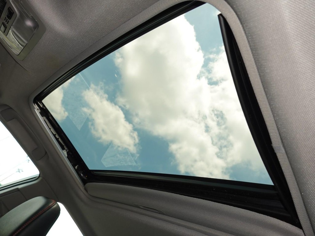 Toyota Camry Vehicle Full-screen Gallery Image 16