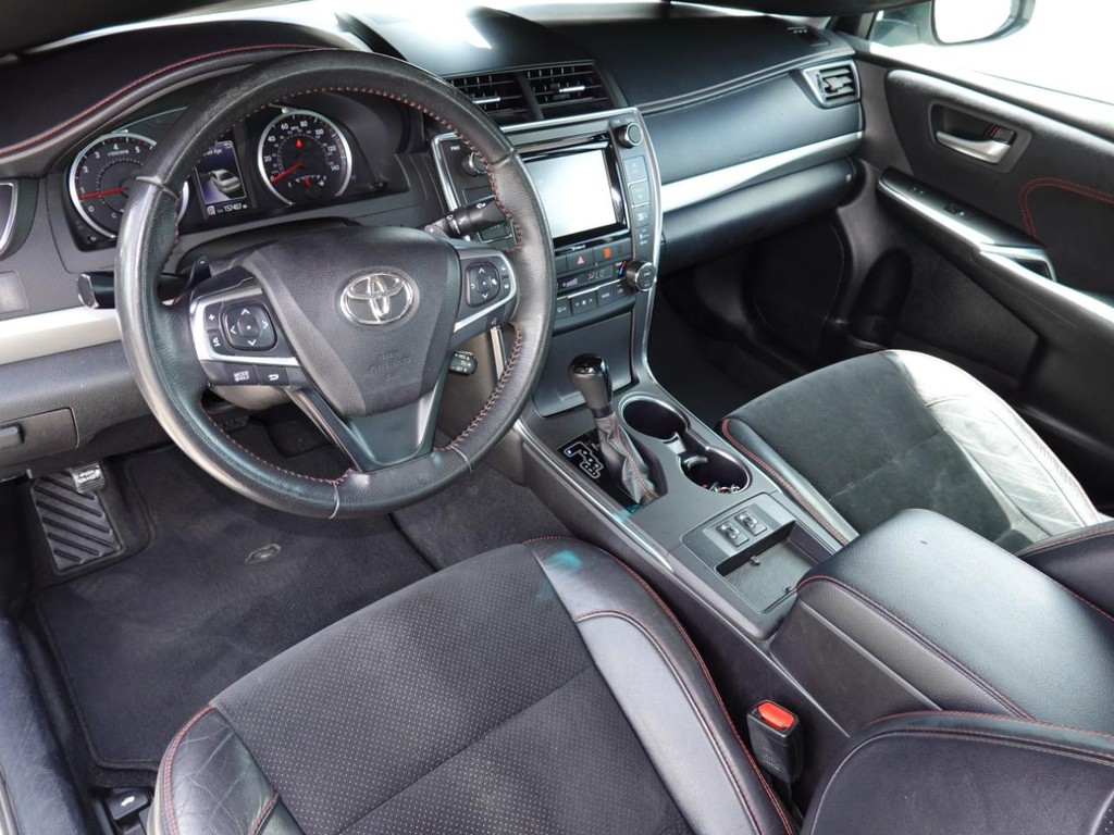Toyota Camry Vehicle Full-screen Gallery Image 17