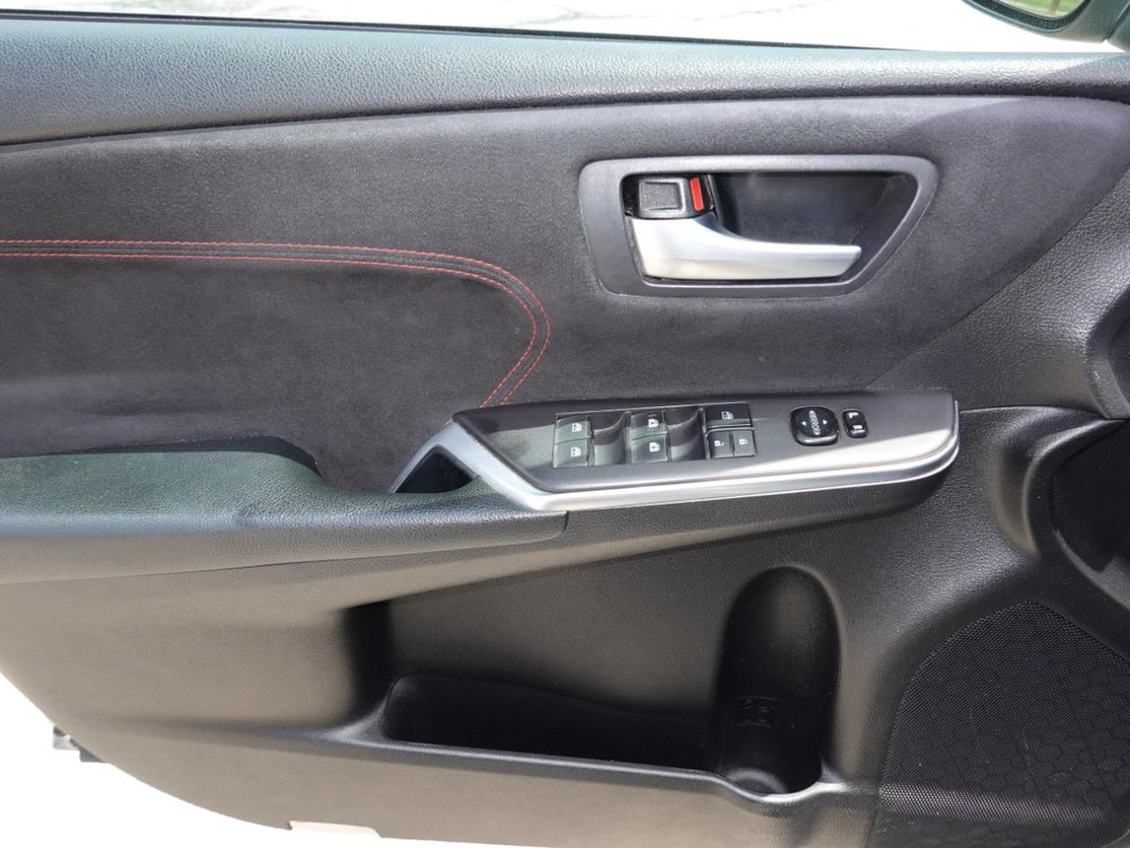 Toyota Camry Vehicle Full-screen Gallery Image 18