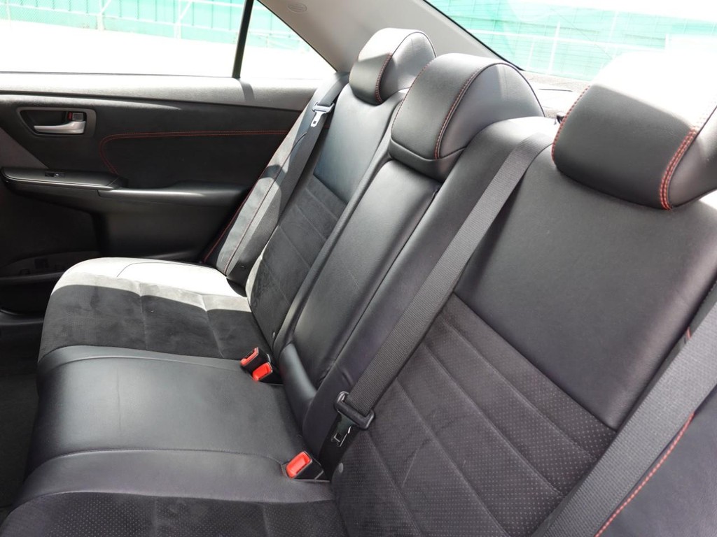 Toyota Camry Vehicle Full-screen Gallery Image 19