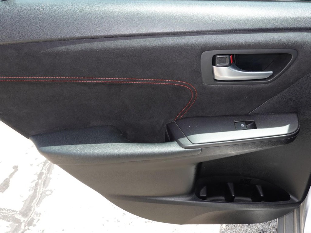 Toyota Camry Vehicle Full-screen Gallery Image 20