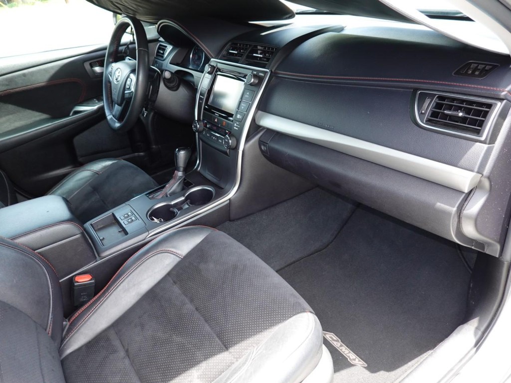 Toyota Camry Vehicle Full-screen Gallery Image 21