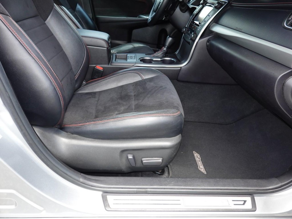 Toyota Camry Vehicle Full-screen Gallery Image 22
