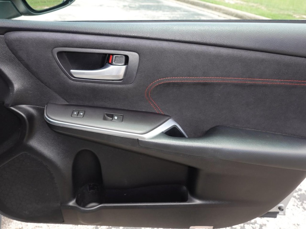 Toyota Camry Vehicle Full-screen Gallery Image 23