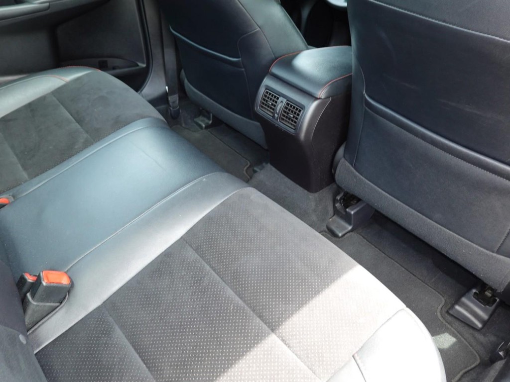 Toyota Camry Vehicle Full-screen Gallery Image 24