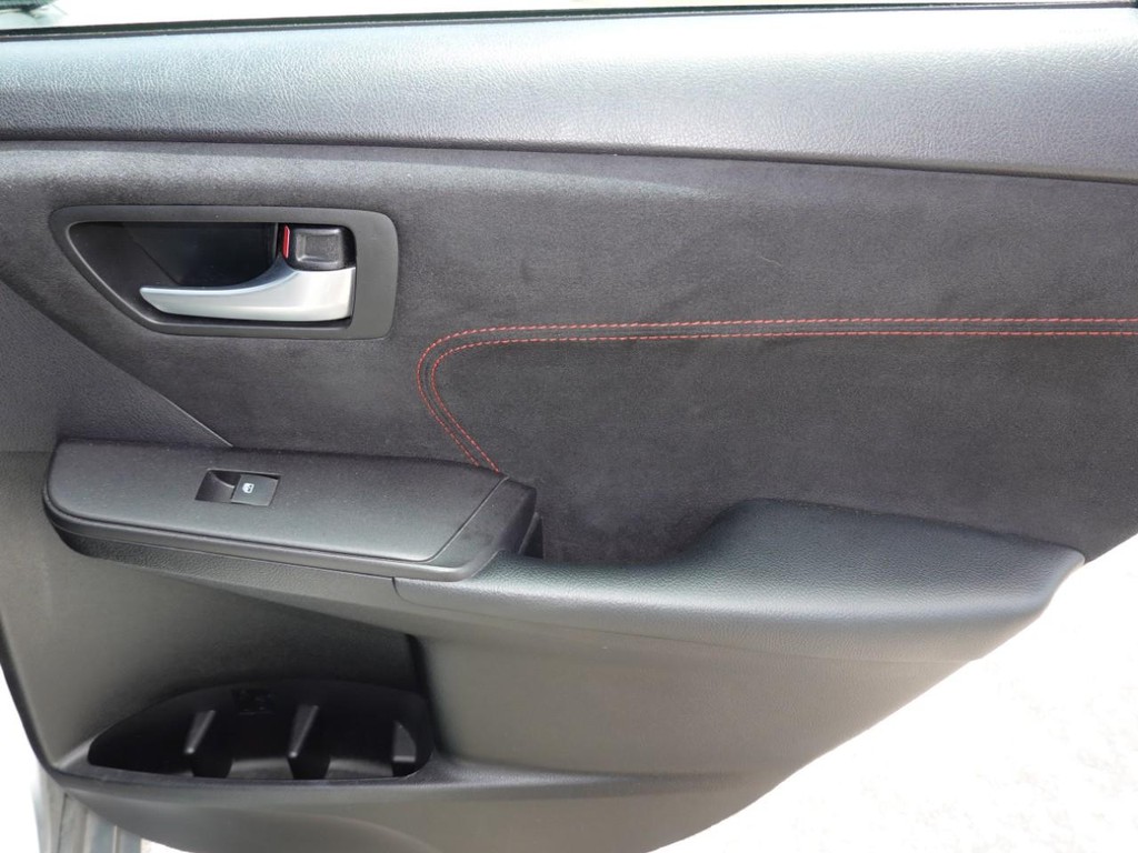 Toyota Camry Vehicle Full-screen Gallery Image 25