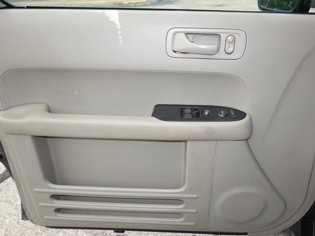 Honda Element Vehicle Full-screen Gallery Image 17