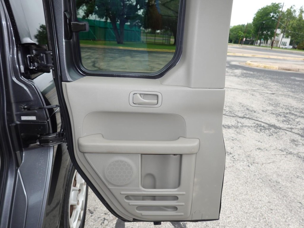 Honda Element Vehicle Full-screen Gallery Image 19