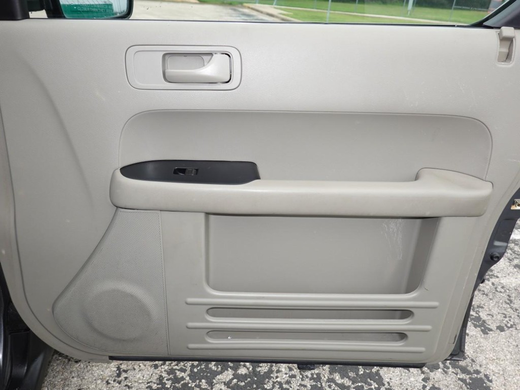Honda Element Vehicle Full-screen Gallery Image 22