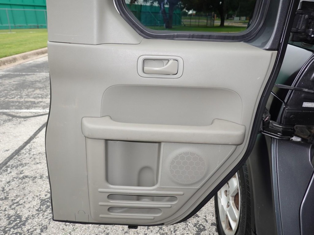 Honda Element Vehicle Full-screen Gallery Image 23