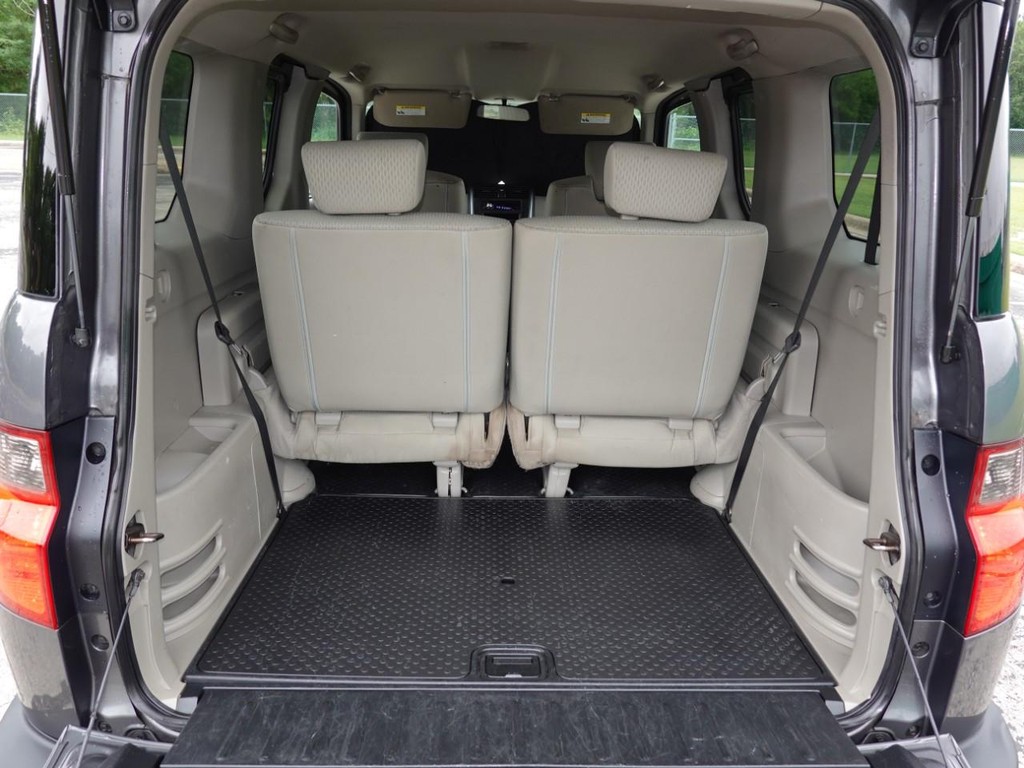 Honda Element Vehicle Full-screen Gallery Image 24