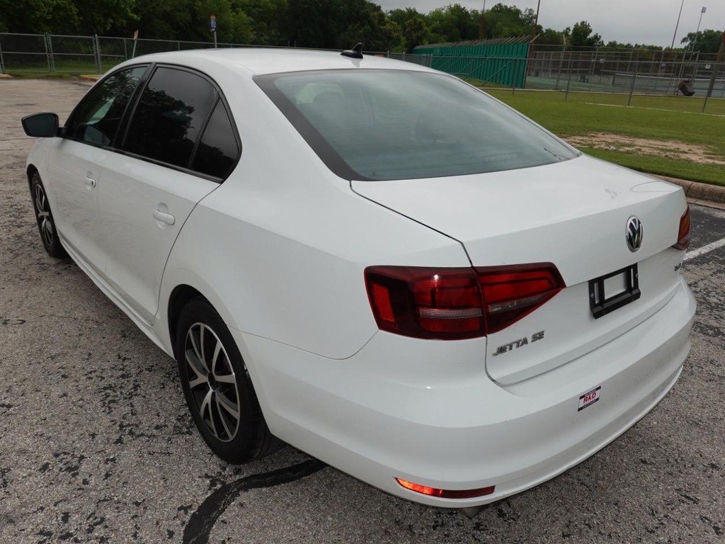 Volkswagen Jetta Sedan Vehicle Full-screen Gallery Image 03