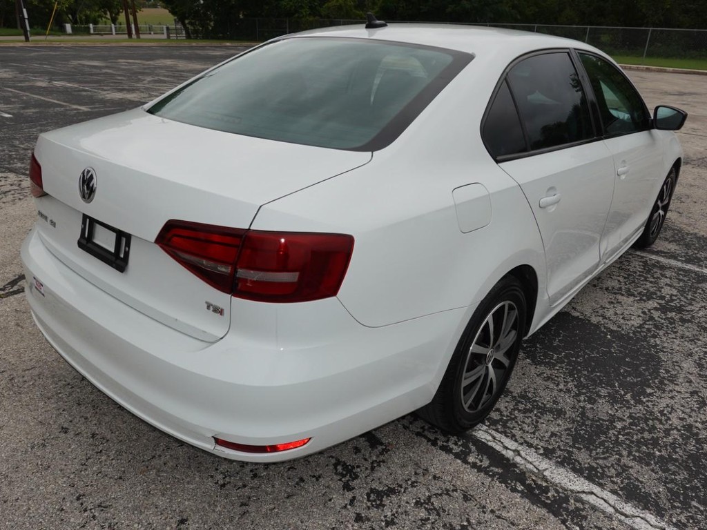 Volkswagen Jetta Sedan Vehicle Full-screen Gallery Image 05