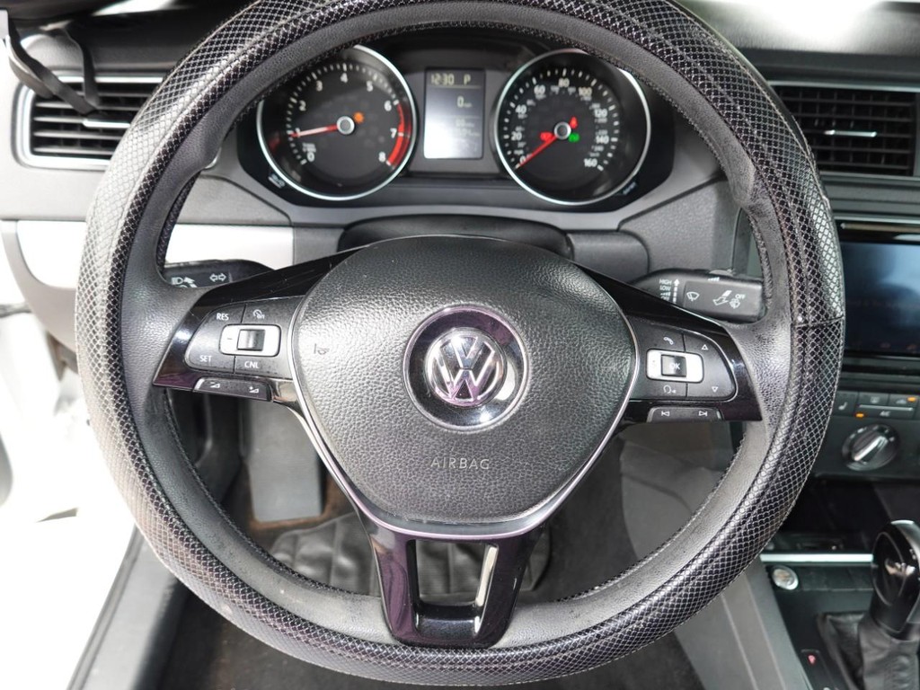 Volkswagen Jetta Sedan Vehicle Full-screen Gallery Image 09