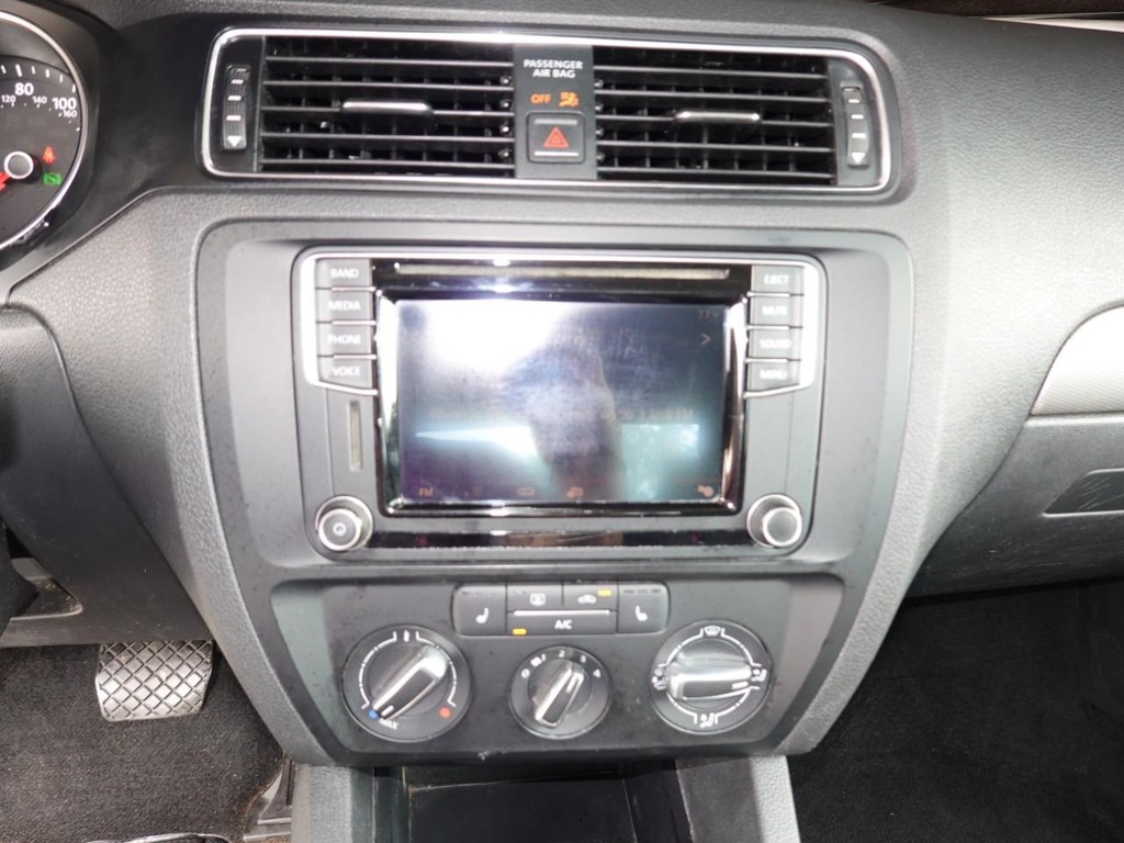 Volkswagen Jetta Sedan Vehicle Full-screen Gallery Image 10