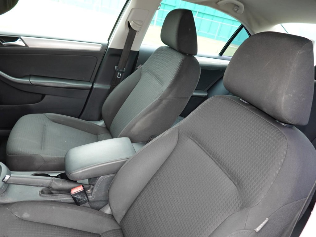 Volkswagen Jetta Sedan Vehicle Full-screen Gallery Image 12