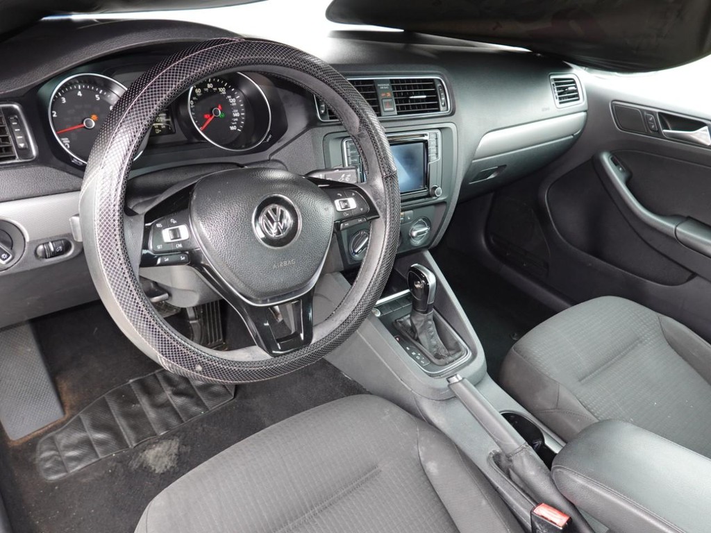 Volkswagen Jetta Sedan Vehicle Full-screen Gallery Image 13