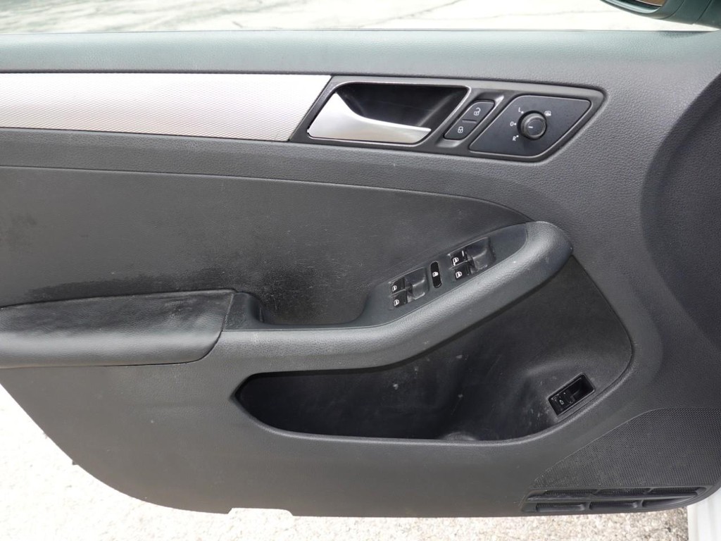 Volkswagen Jetta Sedan Vehicle Full-screen Gallery Image 14