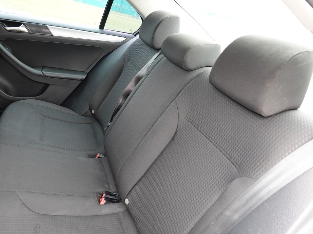 Volkswagen Jetta Sedan Vehicle Full-screen Gallery Image 15