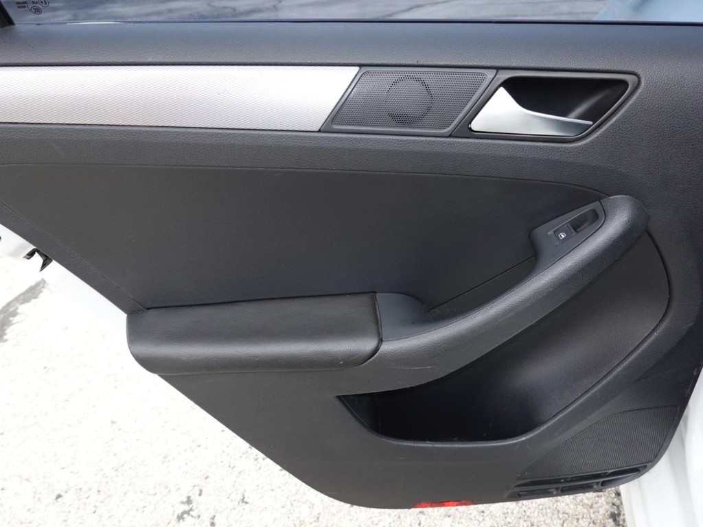 Volkswagen Jetta Sedan Vehicle Full-screen Gallery Image 16