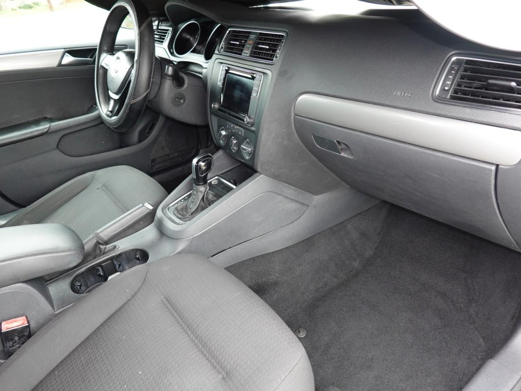 Volkswagen Jetta Sedan Vehicle Full-screen Gallery Image 17