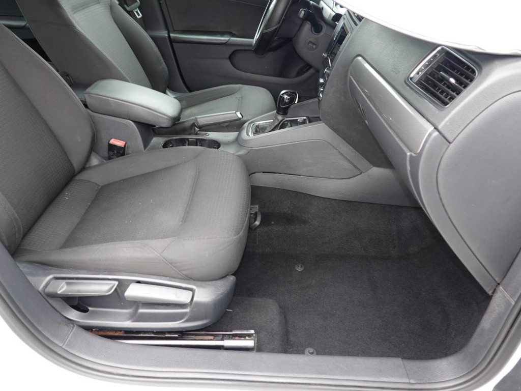 Volkswagen Jetta Sedan Vehicle Full-screen Gallery Image 18