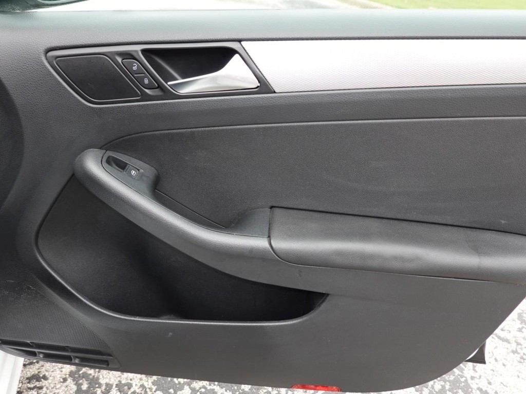 Volkswagen Jetta Sedan Vehicle Full-screen Gallery Image 19